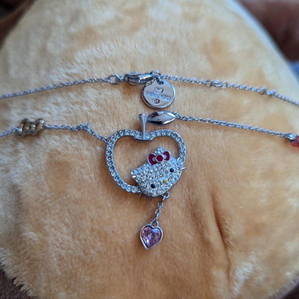 hello kitty x swarovski necklace Apple charm 🍎